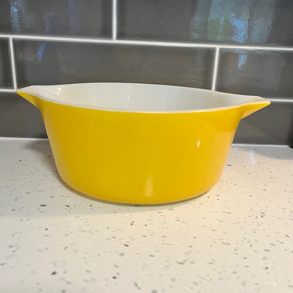 Vintage Pyrex Large Yellow Gold Casserole Dish, no lid - EUC!! Super Glossy!